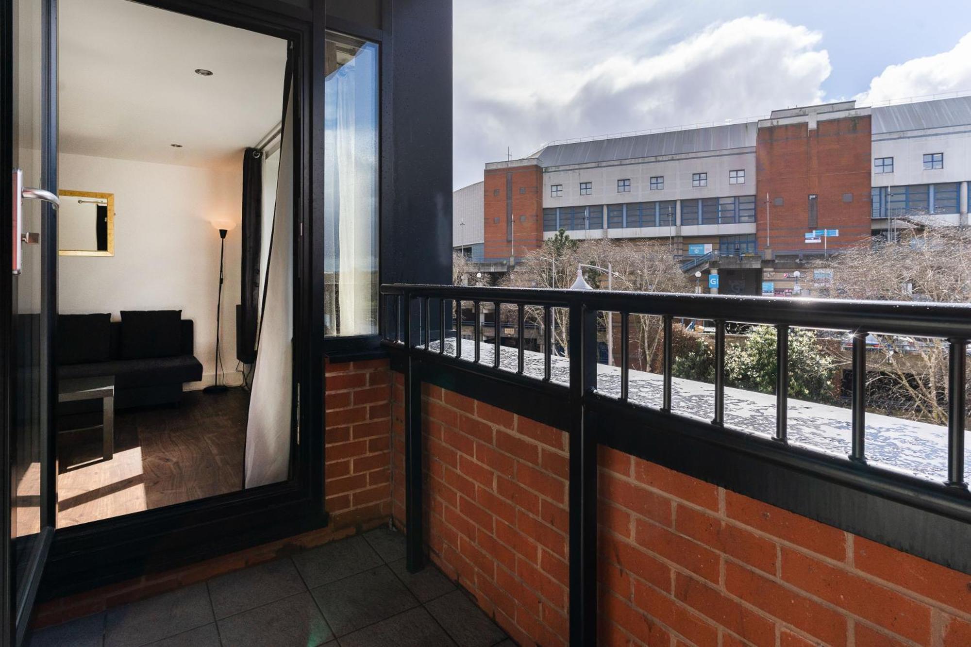 Bright Apartment With Balcony Birmingham Bagian luar foto