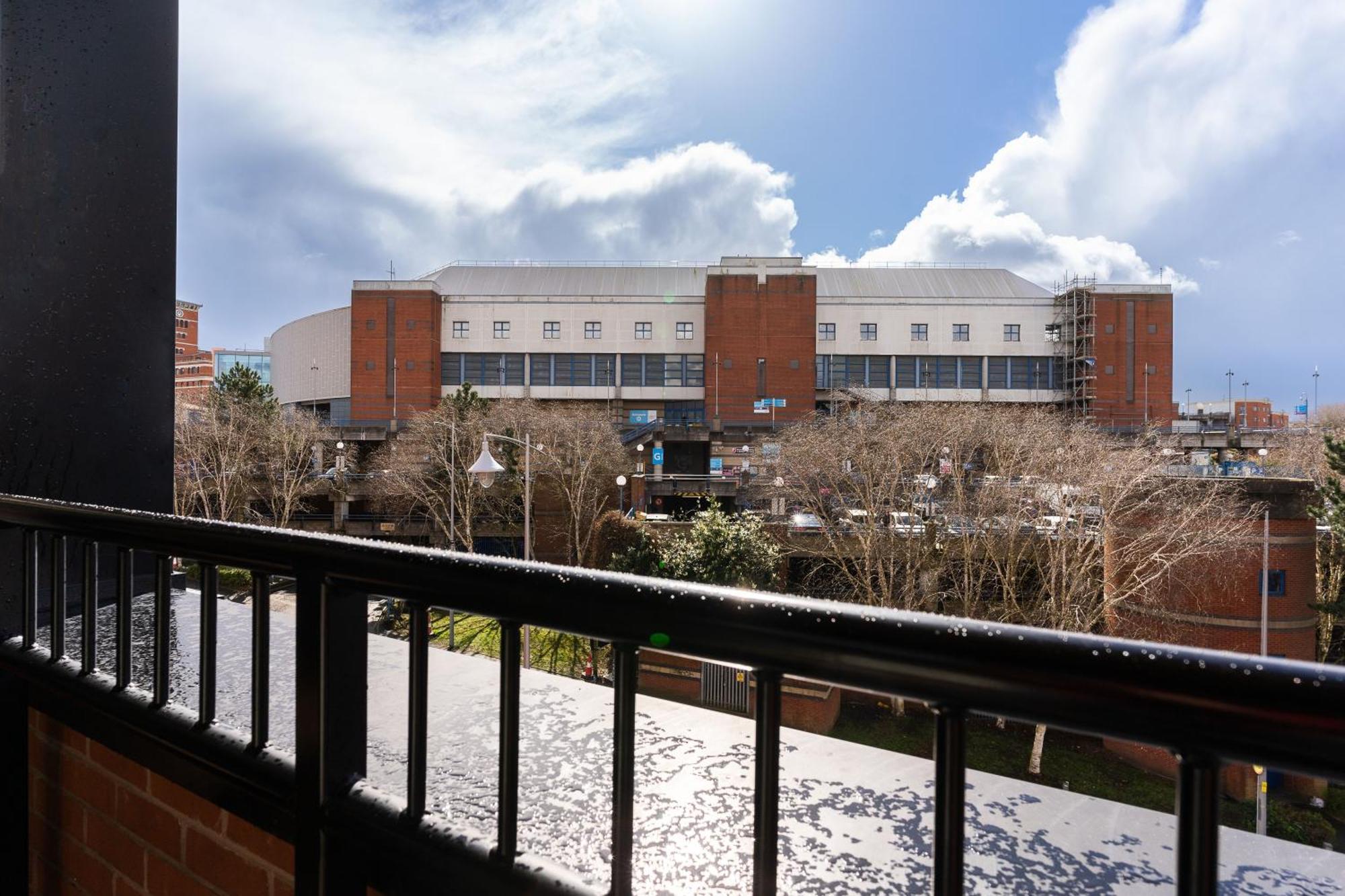 Bright Apartment With Balcony Birmingham Bagian luar foto